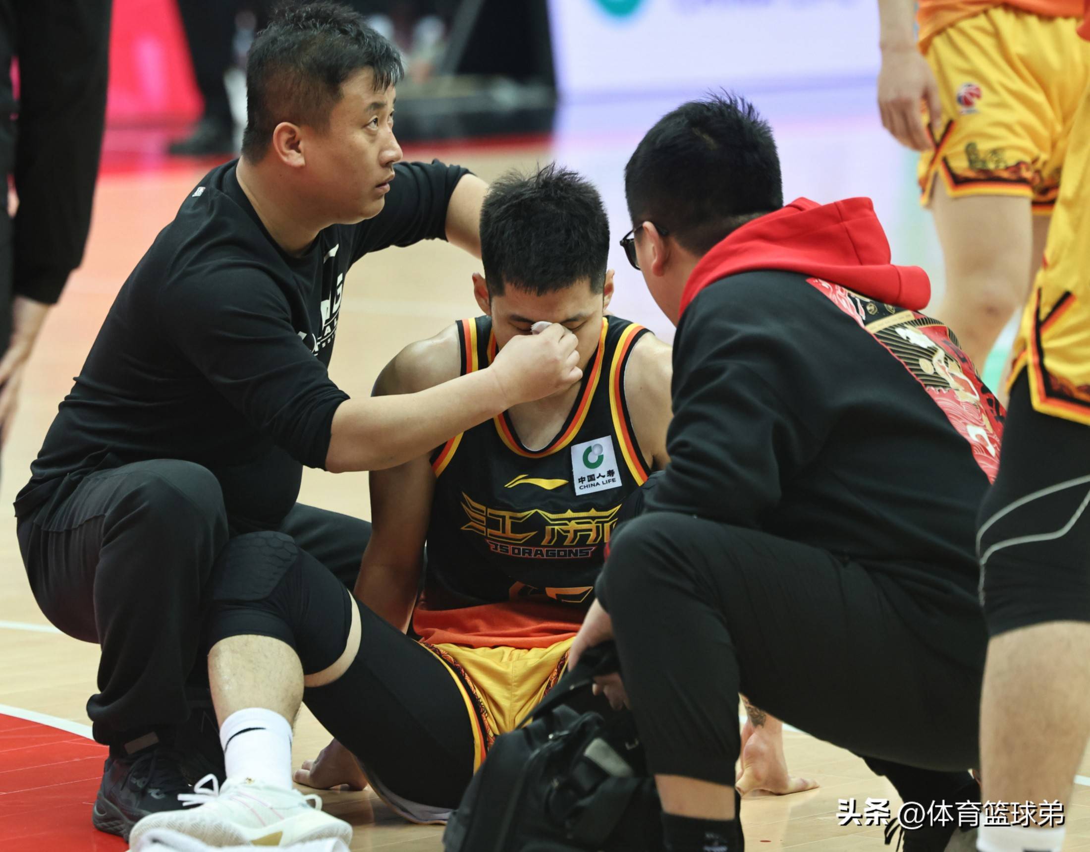 lol职业选手-关于武汉三镇发布备战花絮,赛后强势反弹,NBA常规赛任务艰巨,身体对抗强度拉满的信息